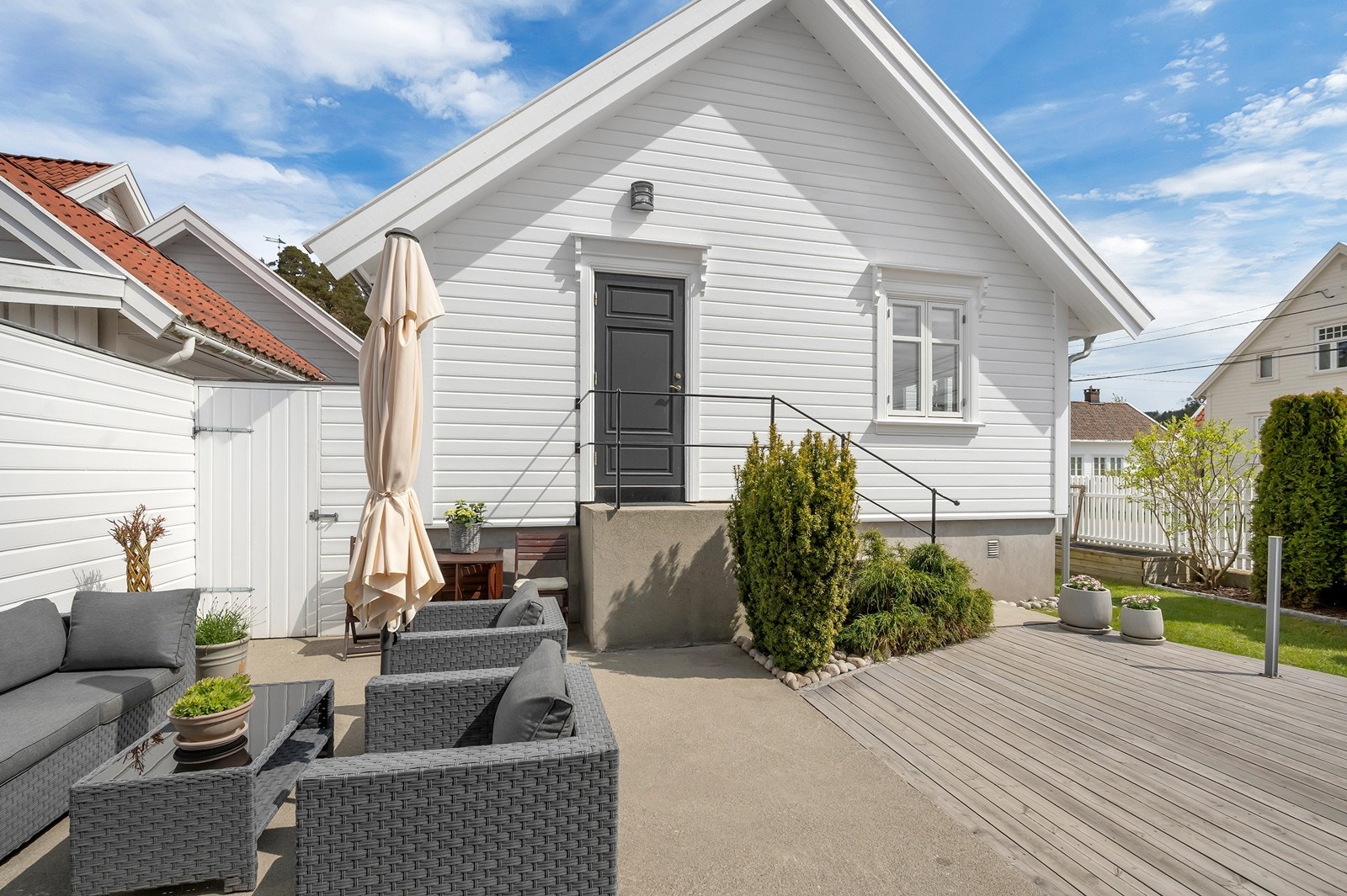Fra uteplassen er det enkel adkomst til både bolig og garasje. Galleribilde