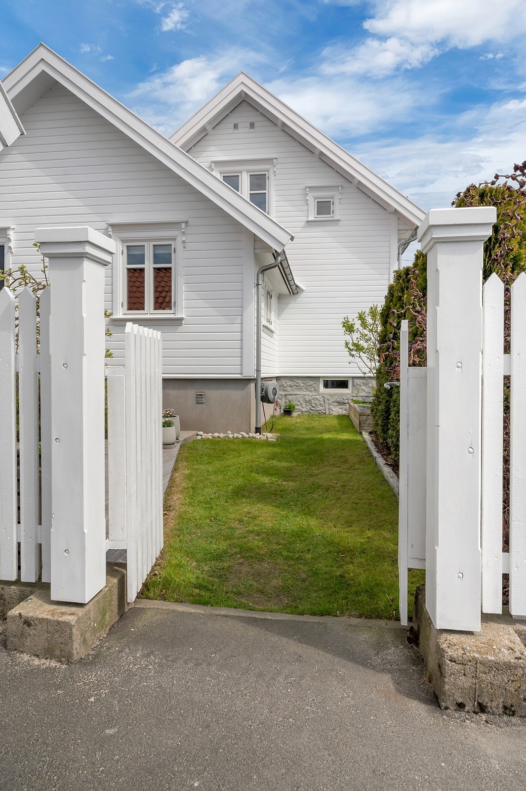 En liten hageflekk på siden av huset. Galleribilde