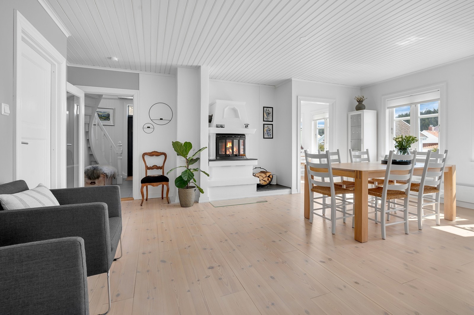 Spisestuen er et naturlig samlingspunkt, med en peis med innsats som gir både varme og atmosfære. Galleribilde