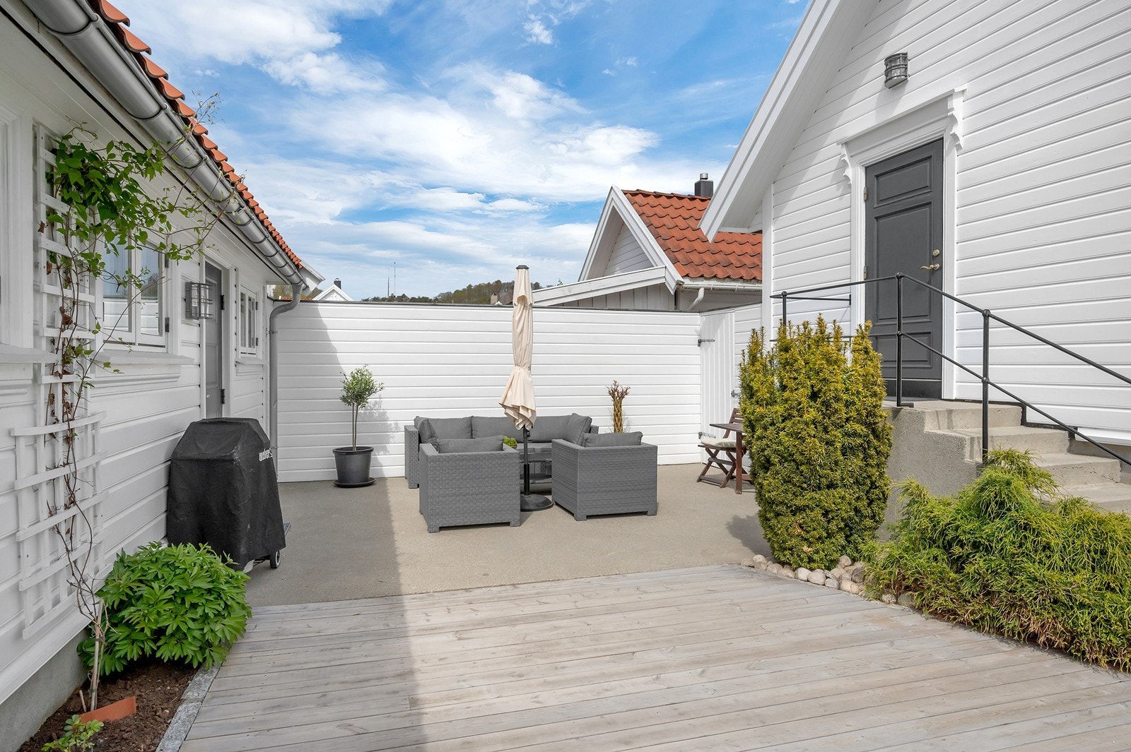 Eiendommen har en romslig uteplass på cirka 33 m² med platting av tre og betong. Galleribilde