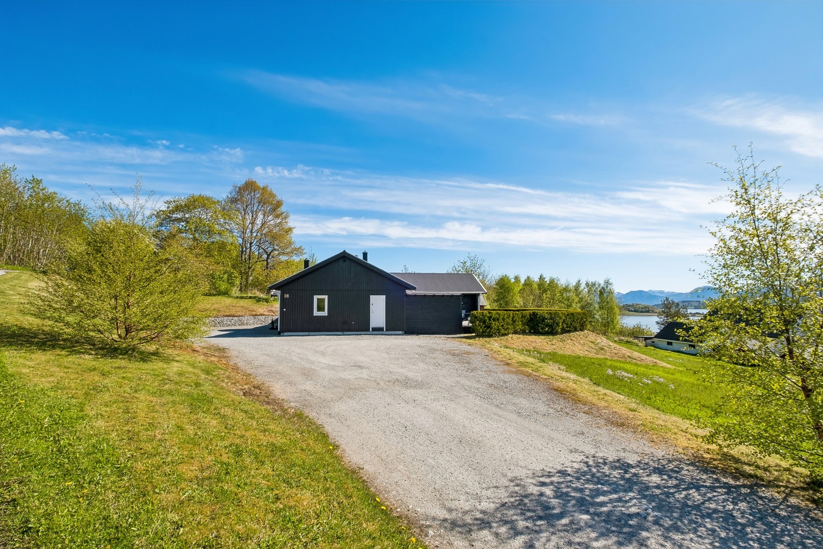Stor, gruset gårdsplass Galleribilde