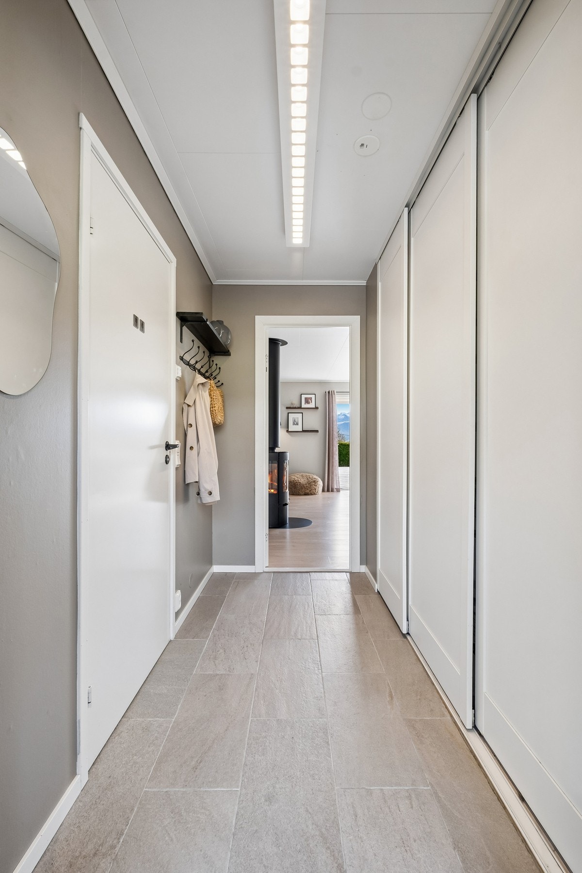 Gang med stor skyvedørsgarderobe Galleribilde