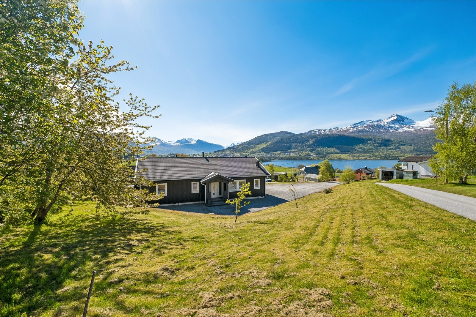 Tomten er romslig og ligger fint til i feltet. Her har man blant flott utsikt mot Flatevågen Galleribilde