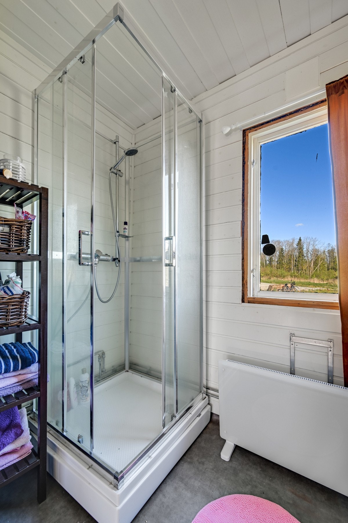Enkelt bad med dusjkabinett og wc Galleribilde