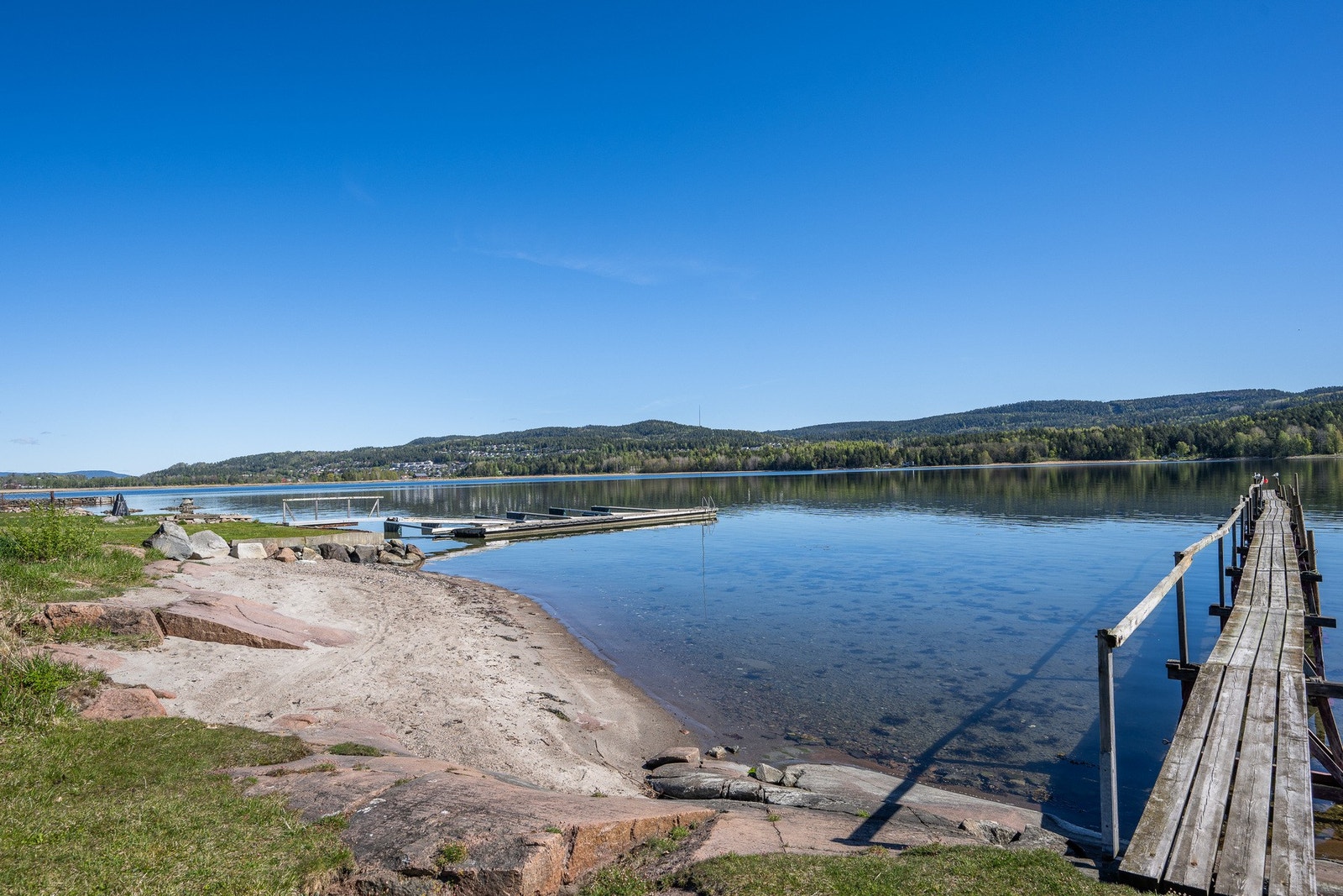 Felles badeplass med brygge rett på nedsiden av hytta Galleribilde