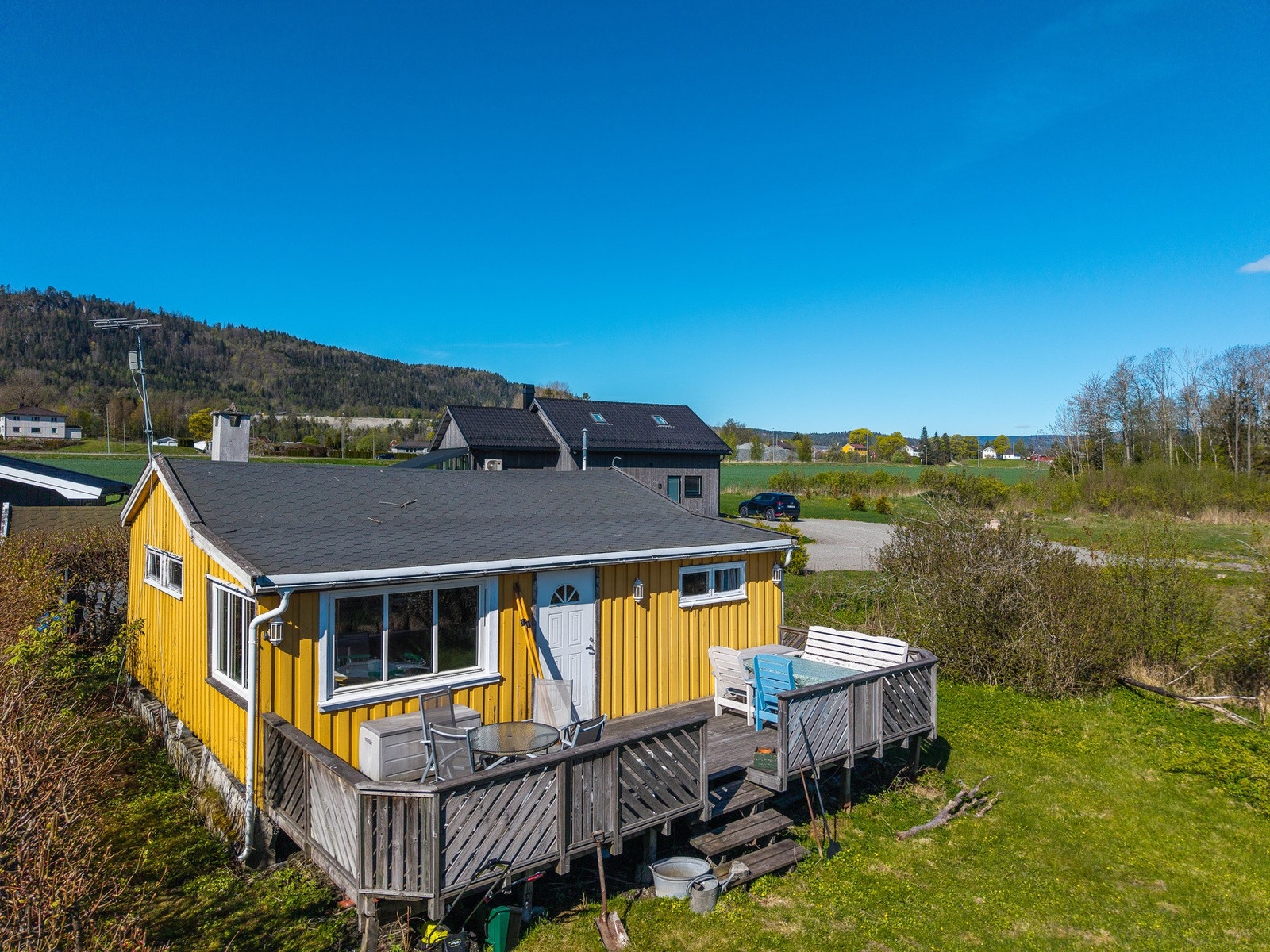 Godt med parkeringsplasser på plen foran terrassen Galleribilde