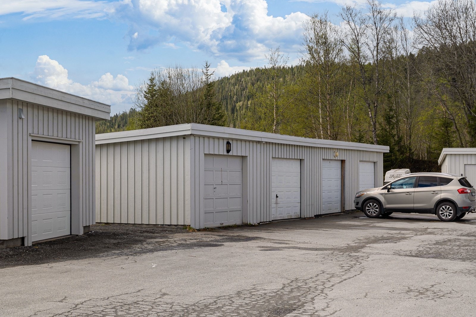 Boligen har en medfølgende parkeringsplass i garasje. Galleribilde