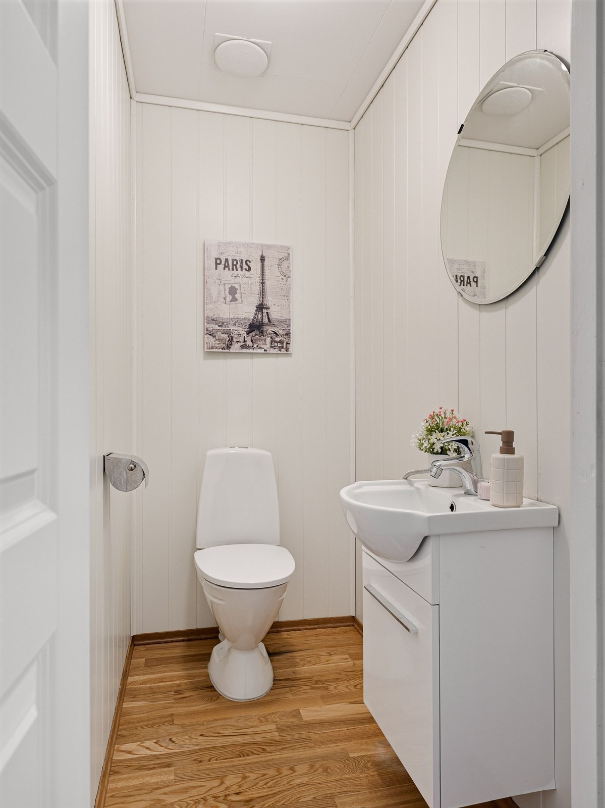 Vegg i vegg med badet ligger et separat toalettrom. Galleribilde