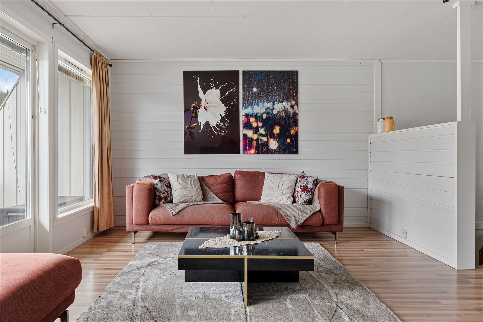 Store vindusflater sørger for rikelig med naturlig lys. Galleribilde