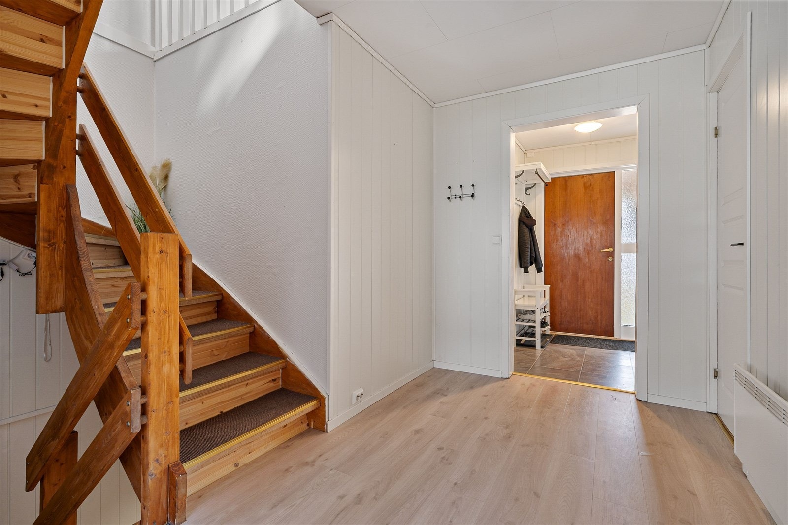 I 1. etasje ønskes du velkommen inn i en praktisk entré med direkte adkomst til vaskerom/garderobe. Her er det godt med plass til oppbevaring av yttertøy og sko. Galleribilde