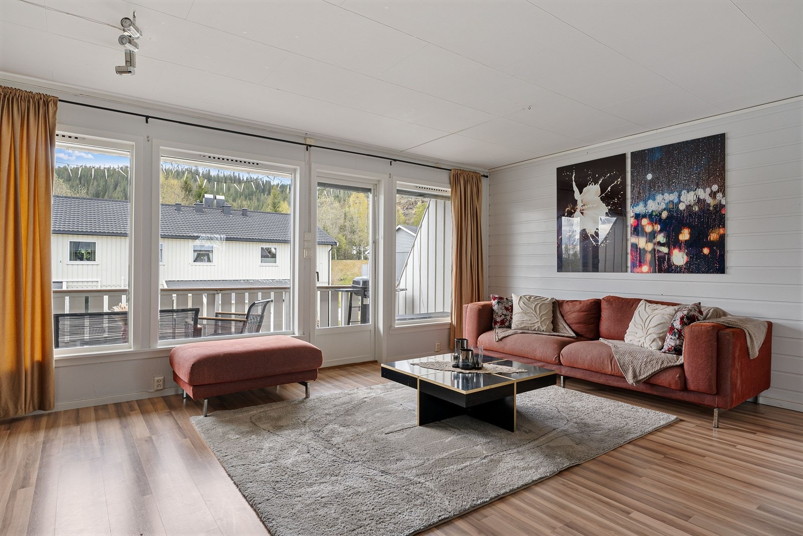 I 2. etasje ligger boligens lyse og åpne stue på ca. 31 kvm. Galleribilde