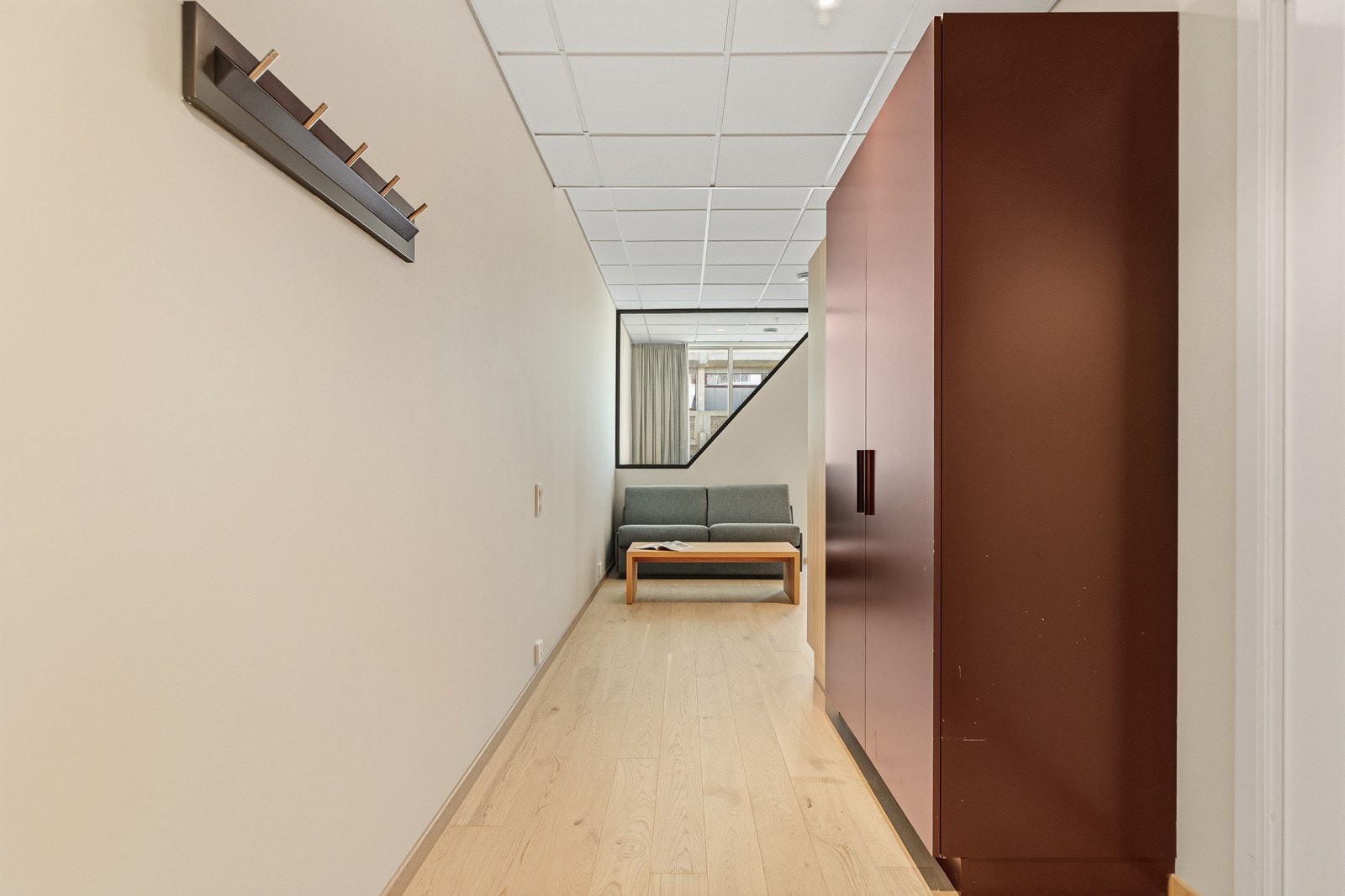 Innbydende inngangsparti med oppbevaringsmuligheter Galleribilde