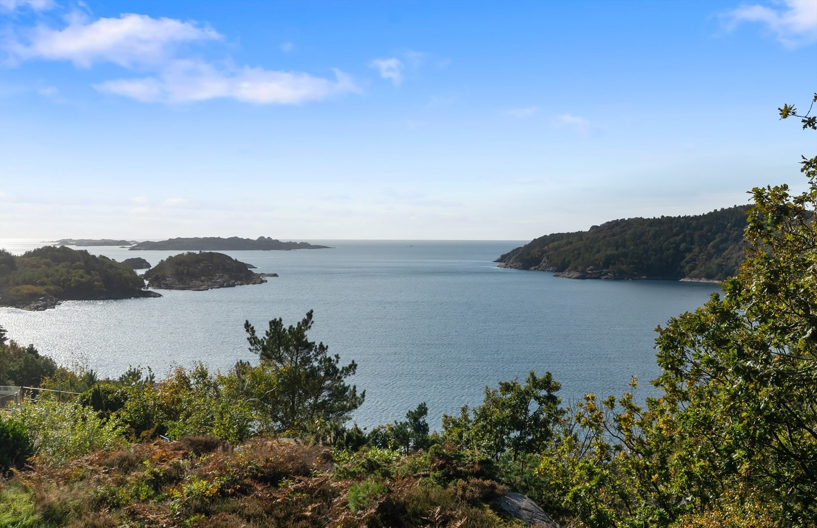 Fritidstomt med fantastisk utsikt mot sjøen og Remesfjorden. Galleribilde
