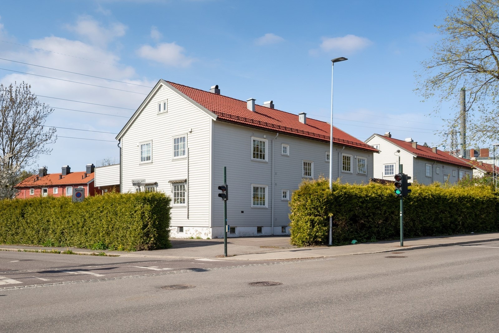 Bygningen har en klassisk fasade med liggende trekledning og tak tekket med betongtakstein. Galleribilde