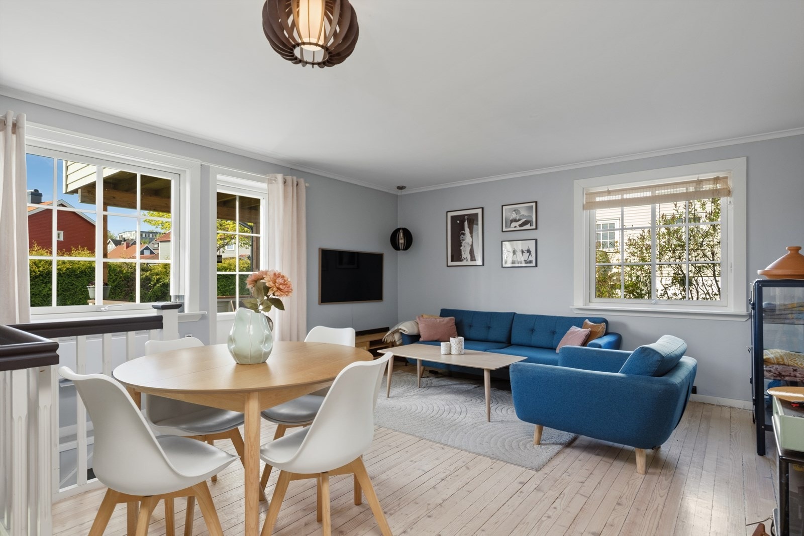 Stuen har plass til både sofagruppe og spisebord. Gulvene er av furu. Galleribilde