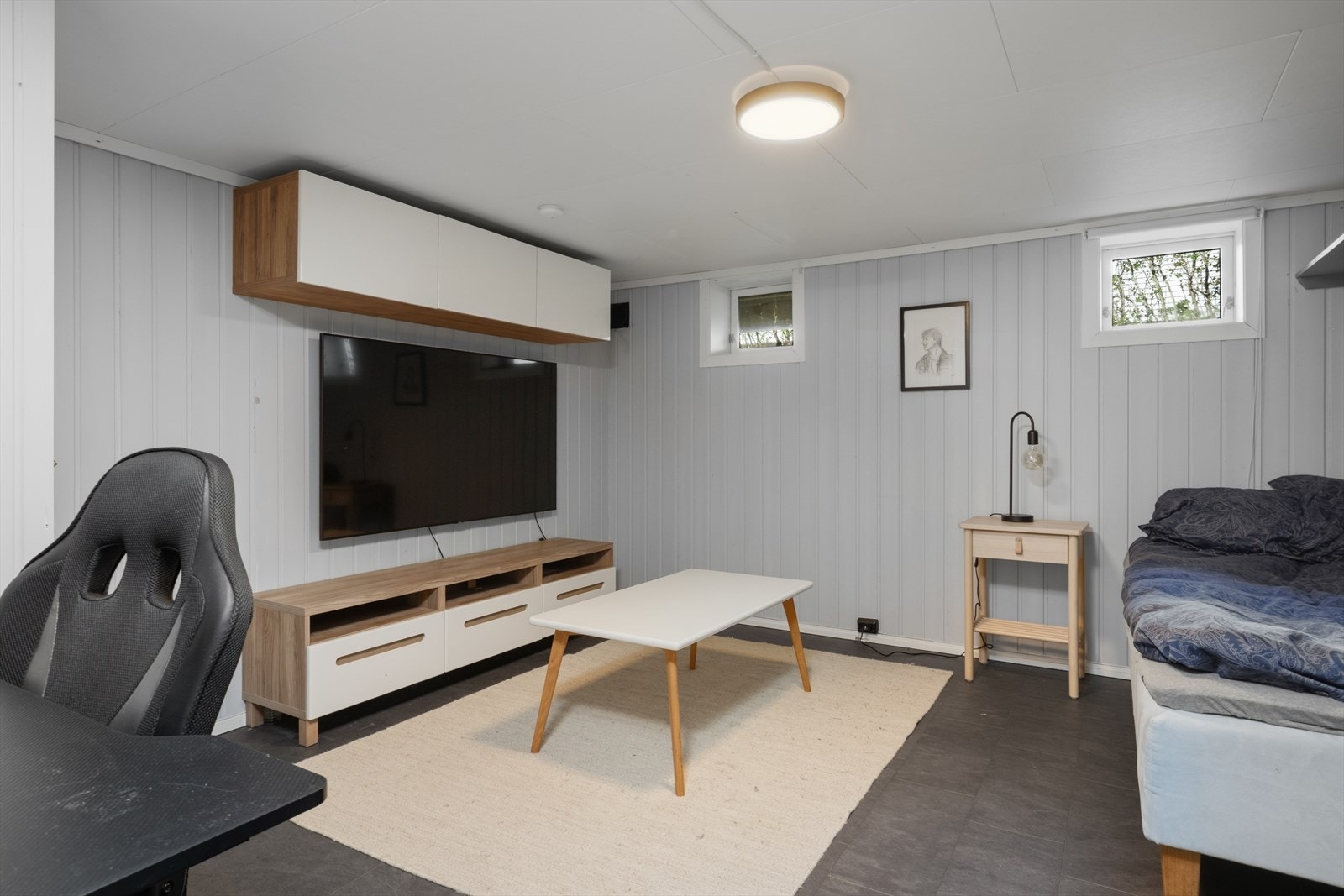 Det innredede rommet har laminat på gulvet og panel på veggene. Galleribilde