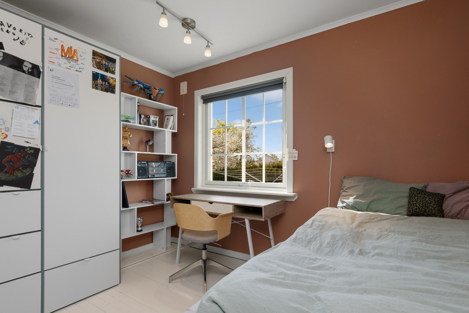 Rommet har plass til både seng, skrivepult og oppbevaring. Galleribilde