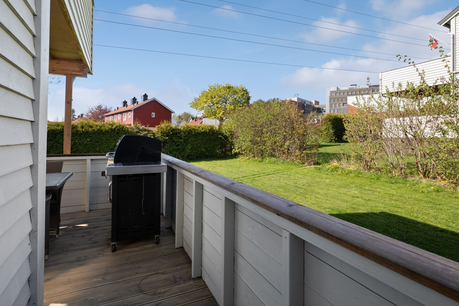 Balkongen strekker seg rundt hjørnet av bygningen. Galleribilde