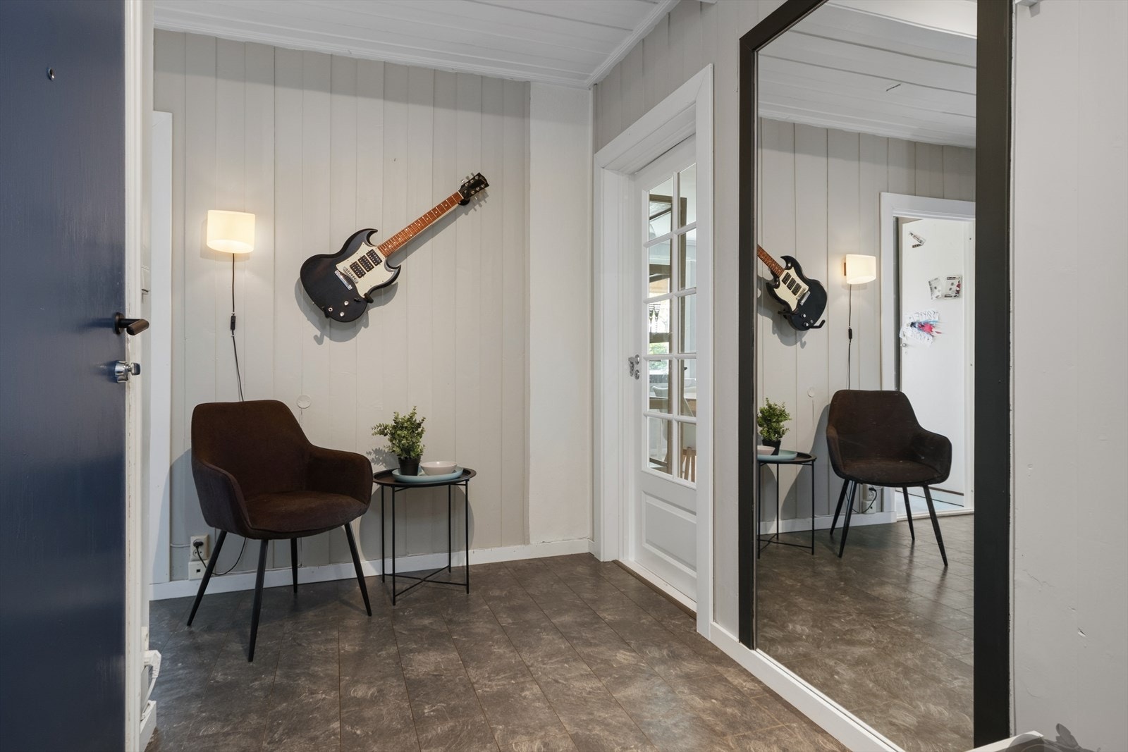 Romslig entré med god plass til yttertøy og sko. Galleribilde