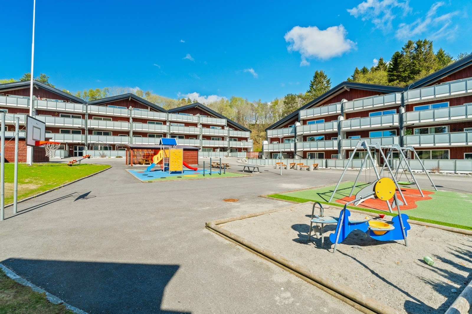 Nabolaget er barnevennlig med lekeplass like utenfor leiligheten Galleribilde