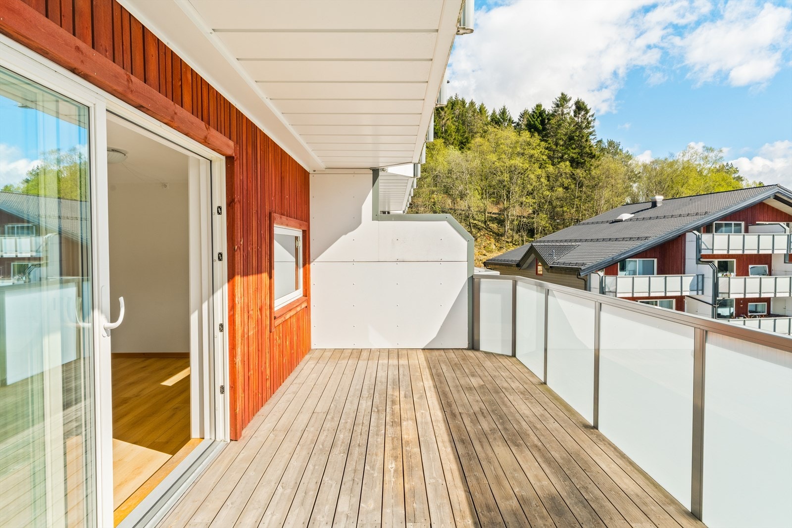 Balkongen måler ca. 18 m² Galleribilde