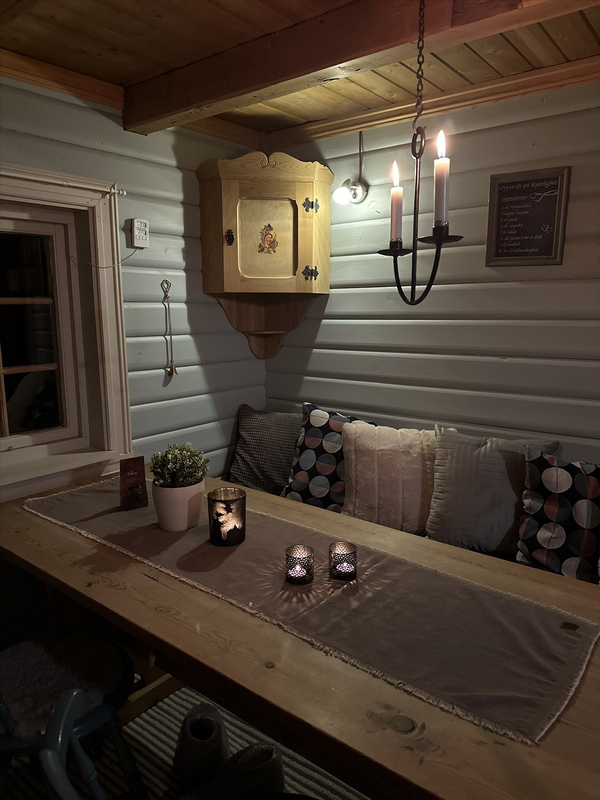 Detaljer som skaper en lun og tradisjonell hyttestemning. Galleribilde