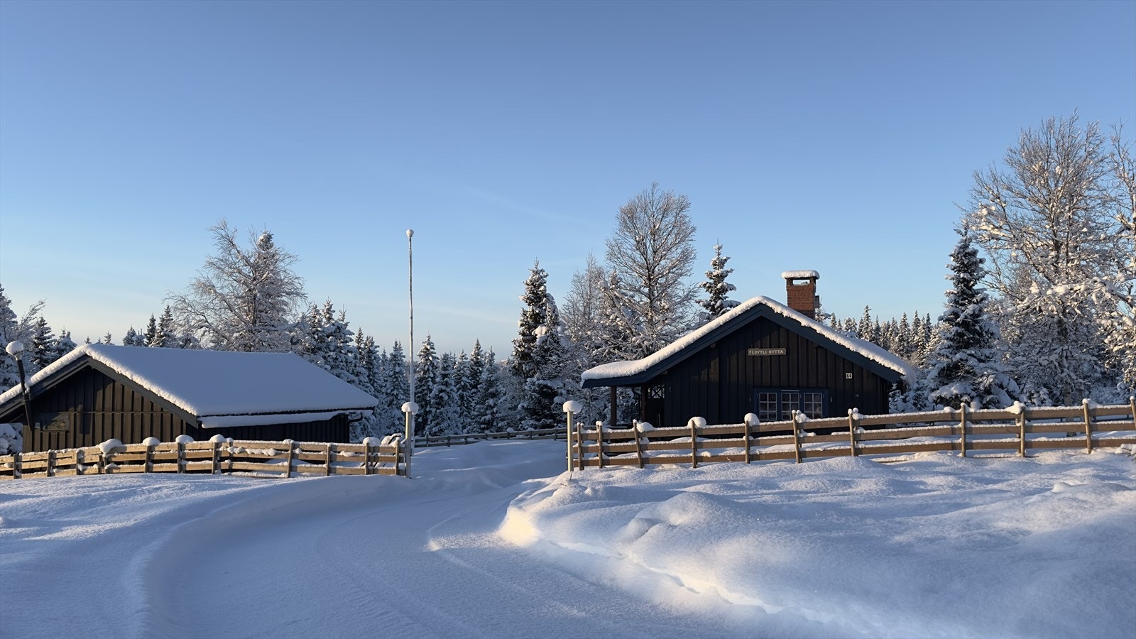 Vinterstemning ved hytta, klar for ski og friluftsliv. Galleribilde