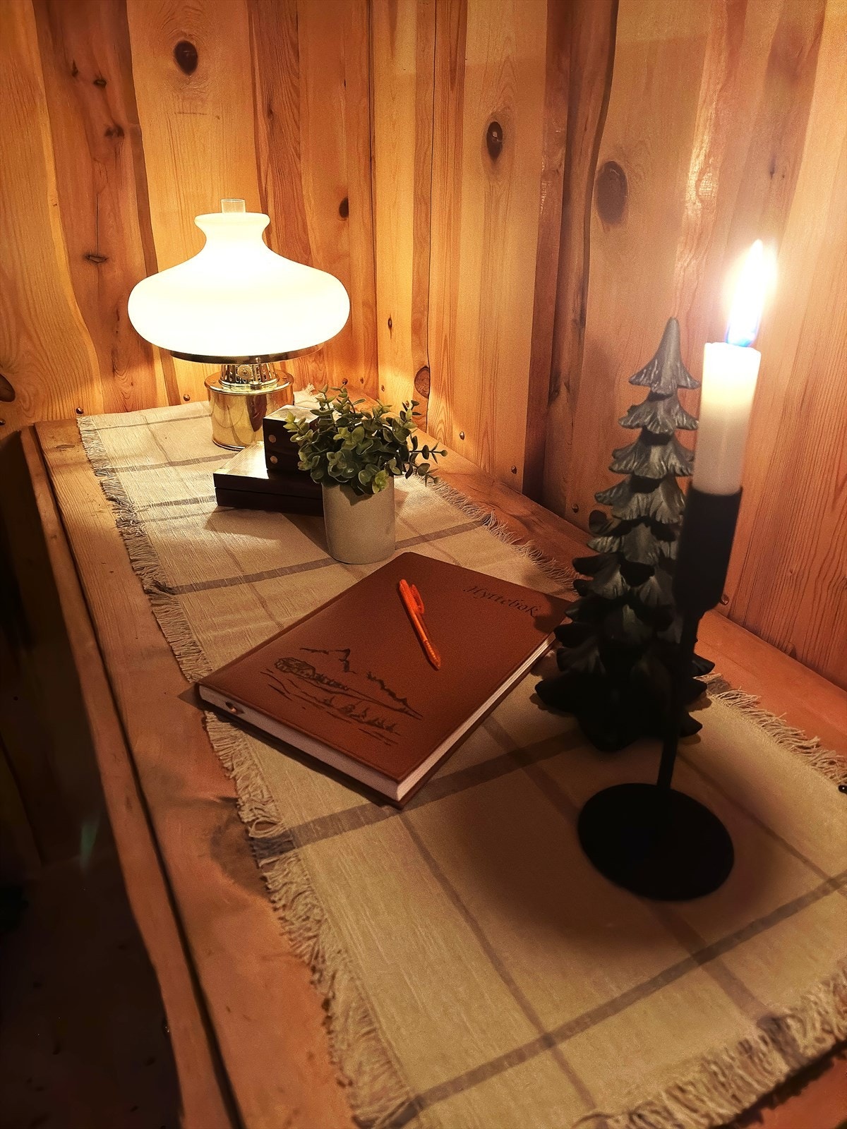 Gjennomtenkte detaljer og materialvalg gir en autentisk følelse. Galleribilde