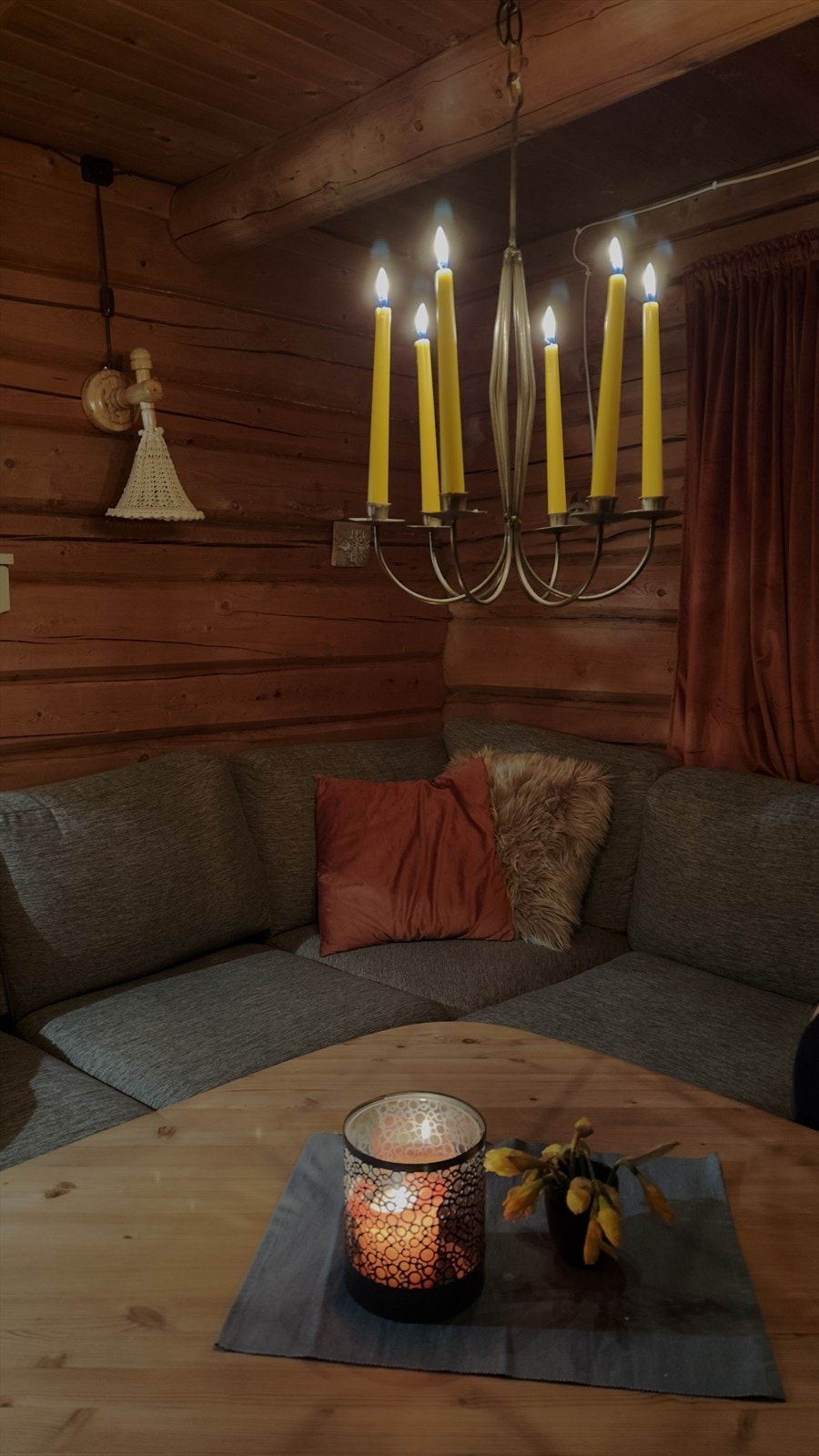 Stemningsfull belysning for mørke kvelder på fjellet. Galleribilde