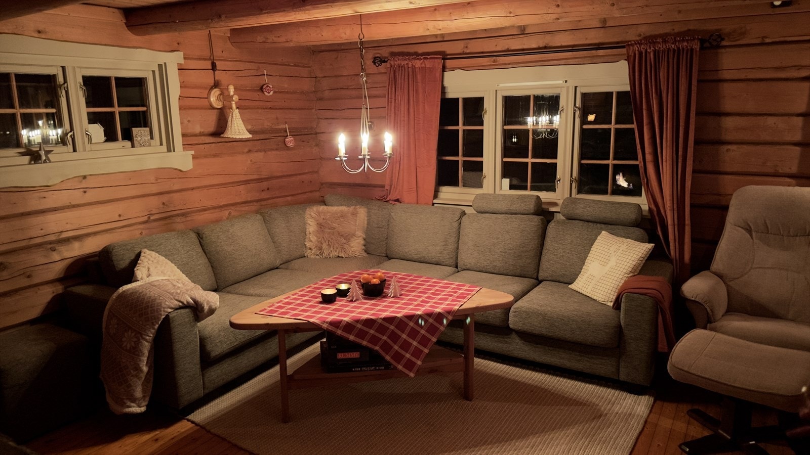 Stuen har god plass til en romslig sofagruppe. Galleribilde
