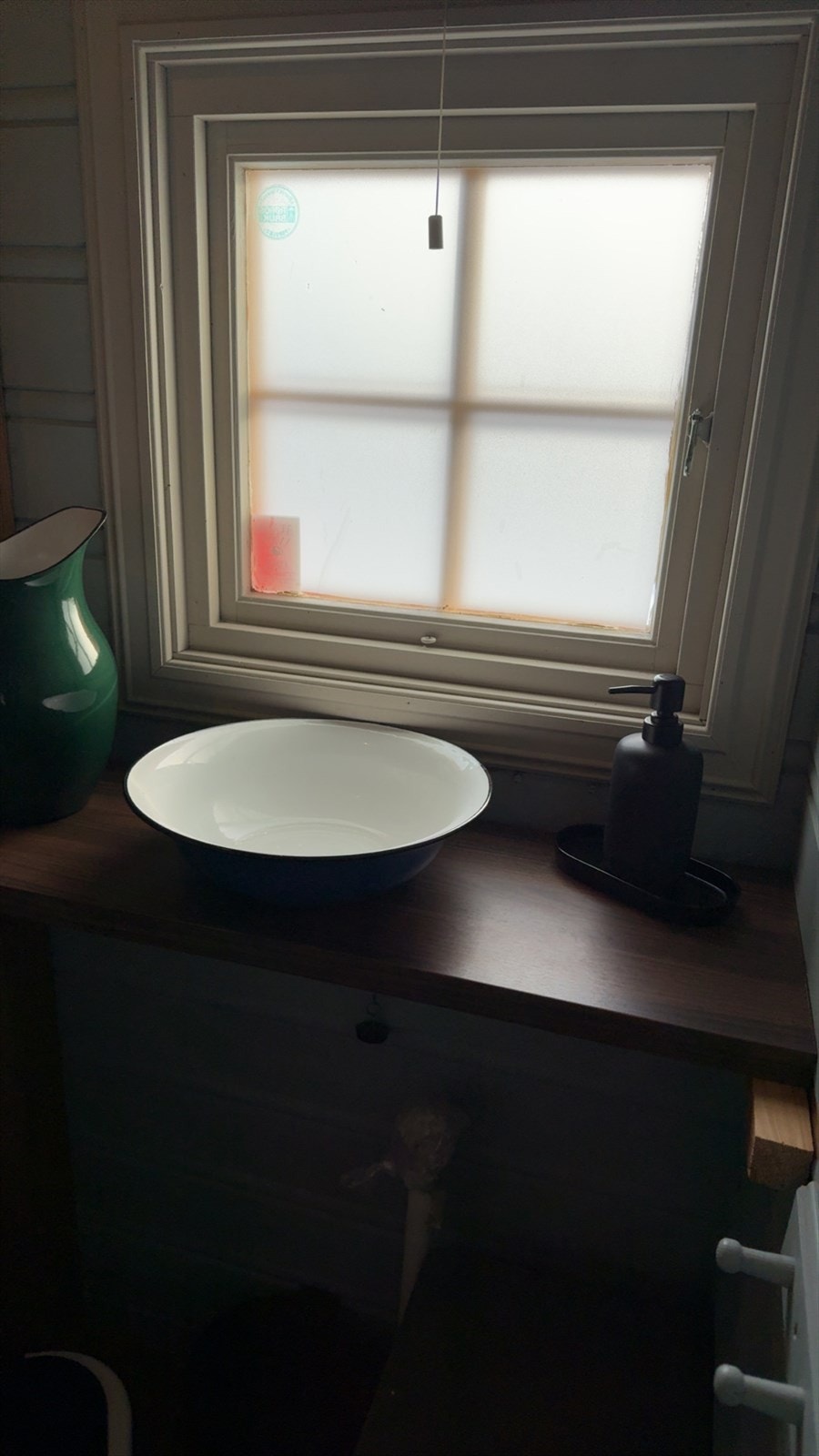 Enkel og funksjonell løsning for personlig hygiene. Drikkevann må medbringes. Galleribilde