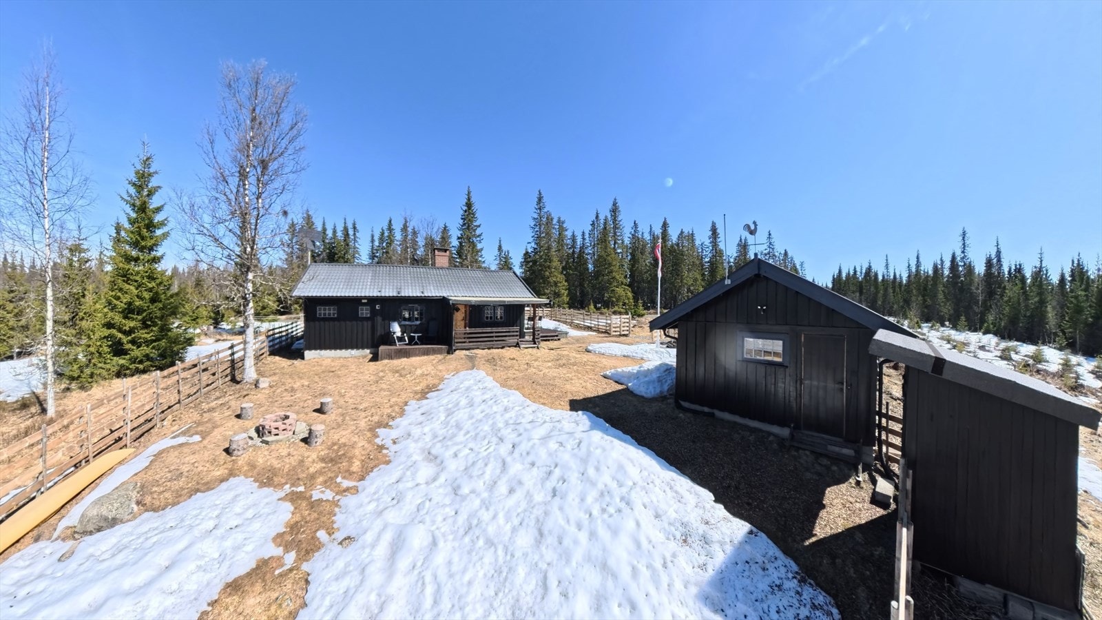 Eiendommen ligger på en naturtomt på 543,3 m². Galleribilde