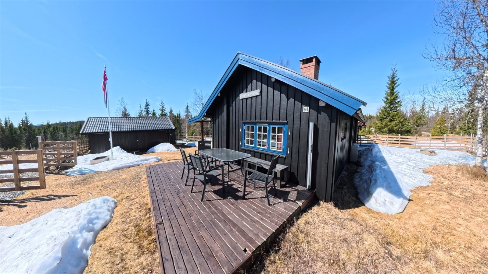 Fritidsbolig fra 1951 med separat uthus fra 1995. Eiendommen er strømforsynt av et solcelleanlegg med inverter som gir 220V. Galleribilde