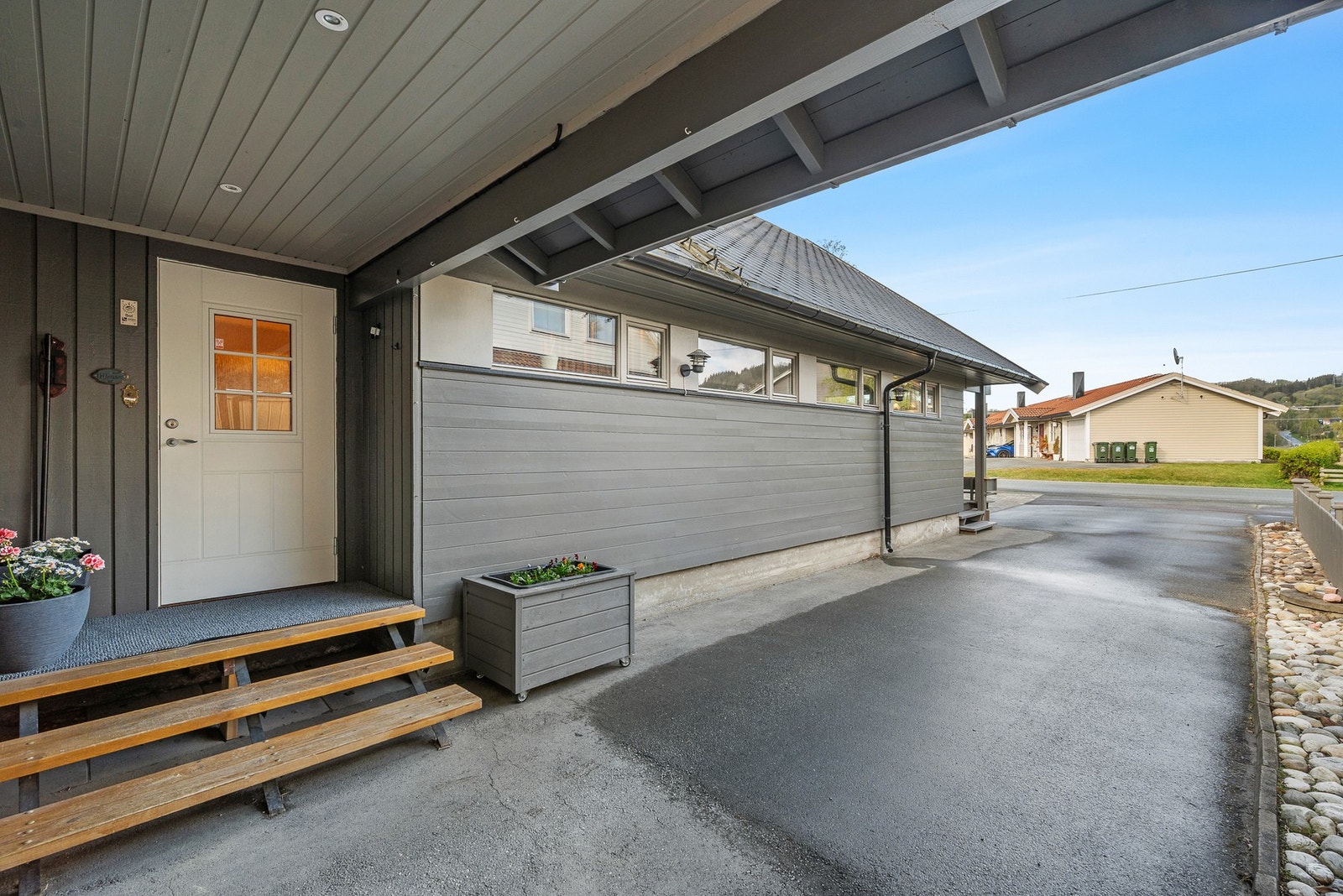 inngangspartiet ligger inne i carporten. Galleribilde