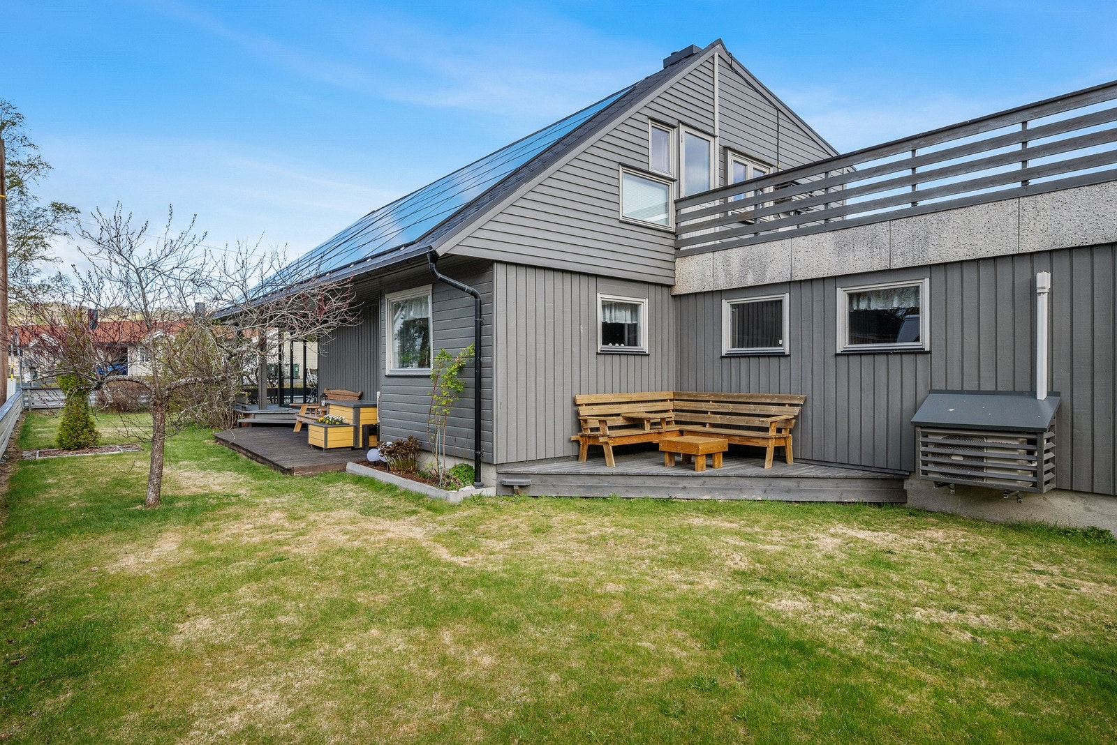 Flat og fin hage. Galleribilde