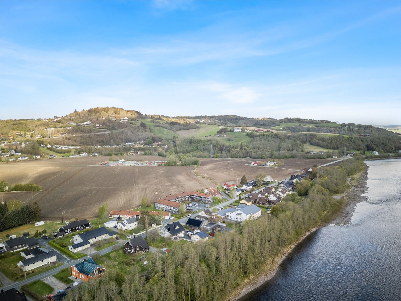 Eiendommen ligger ca 1km unna Melhus sentrum. Der har du tilgang til de fleste av servicetjenester. Galleribilde