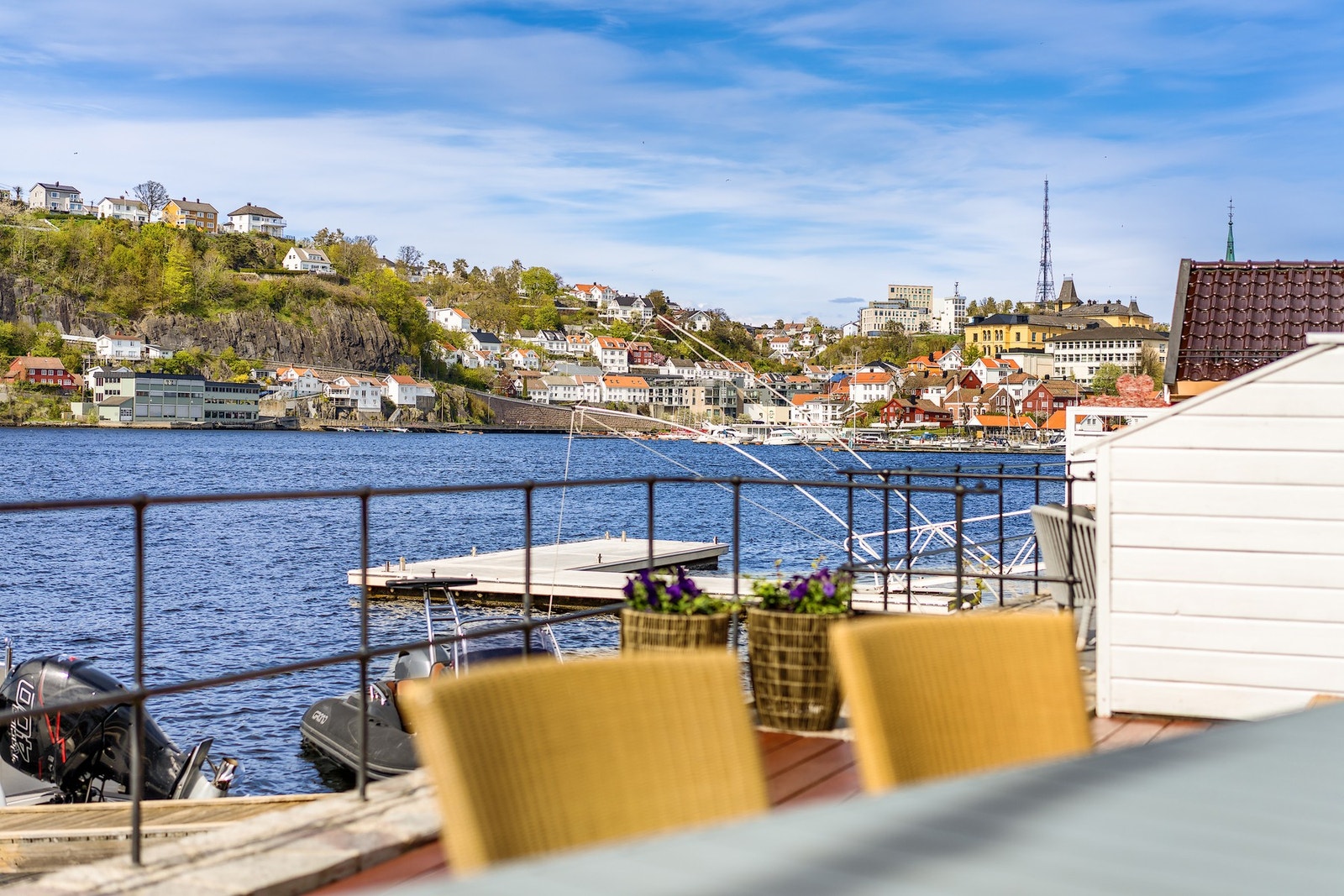 Her kan du følge det levende båtlivet og nyte vakre omgivelser fra første rad mot sjøen. Galleribilde