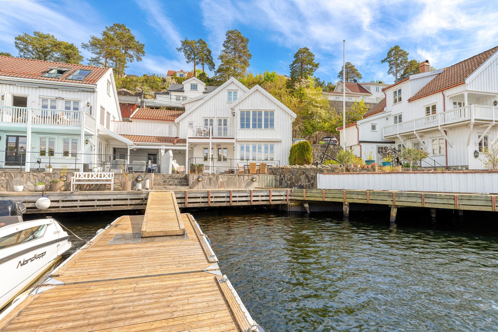 Eiendommen har en idyllisk beliggenhet helt ved vannkanten med egen bryggefront og flotte uteområder - omgitt av klassisk sørlandsbebyggelse. Galleribilde