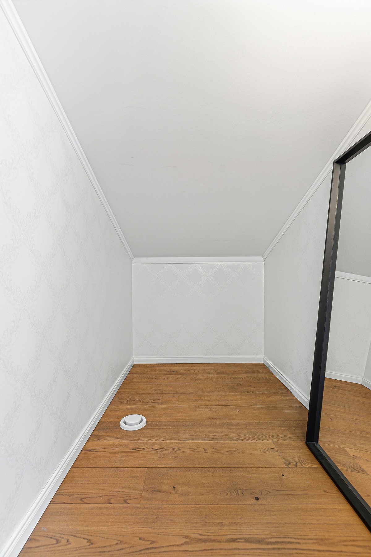 Romslig walk-in garderobe med praktiske løsninger og god plass til oppbevaring av klær, sko og tilbehør. Galleribilde