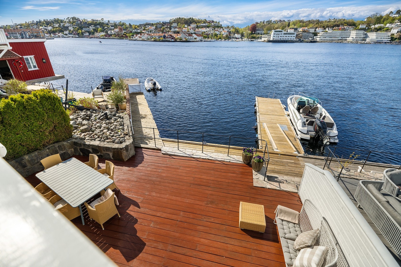 Boligen ligger noe tilbaketrukket fra vannlinjen og terrassen med bryggen har utmerkede solforhold og god plass til flere utemøbler. Galleribilde