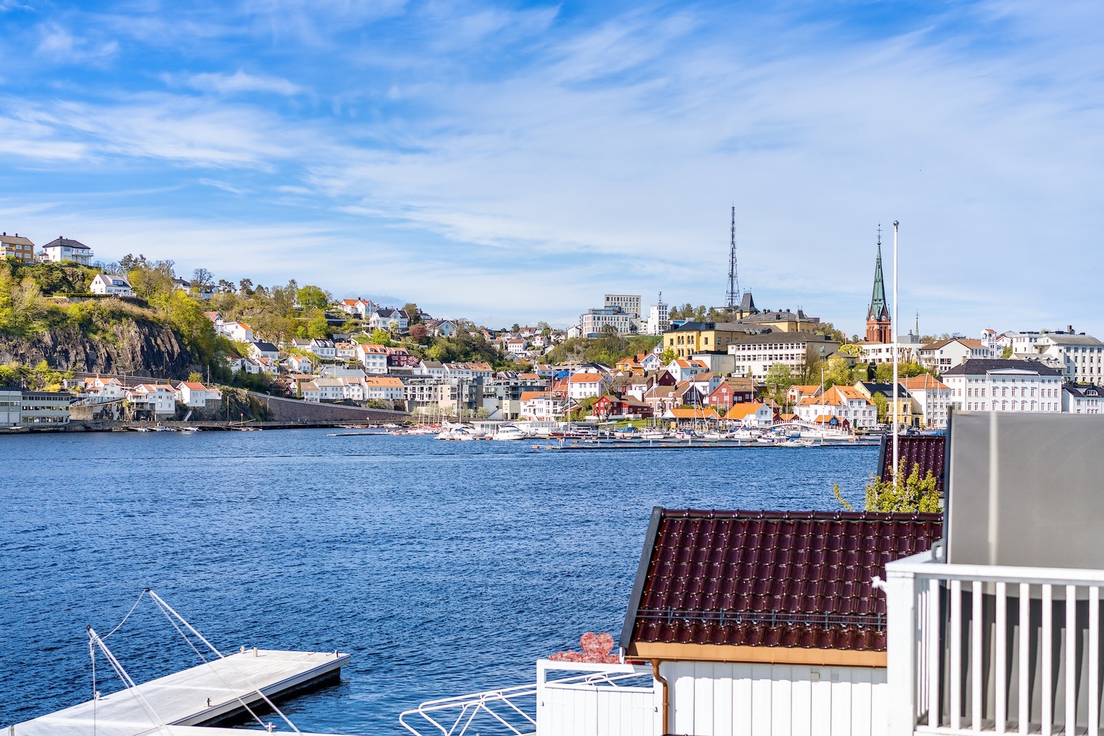 Nyt en fantastisk utsikt over innseilingen og det sjarmerende sørlandsmiljøet - her bor du med sjøen, båtlivet og byen som et levende bakteppe året rundt. Galleribilde