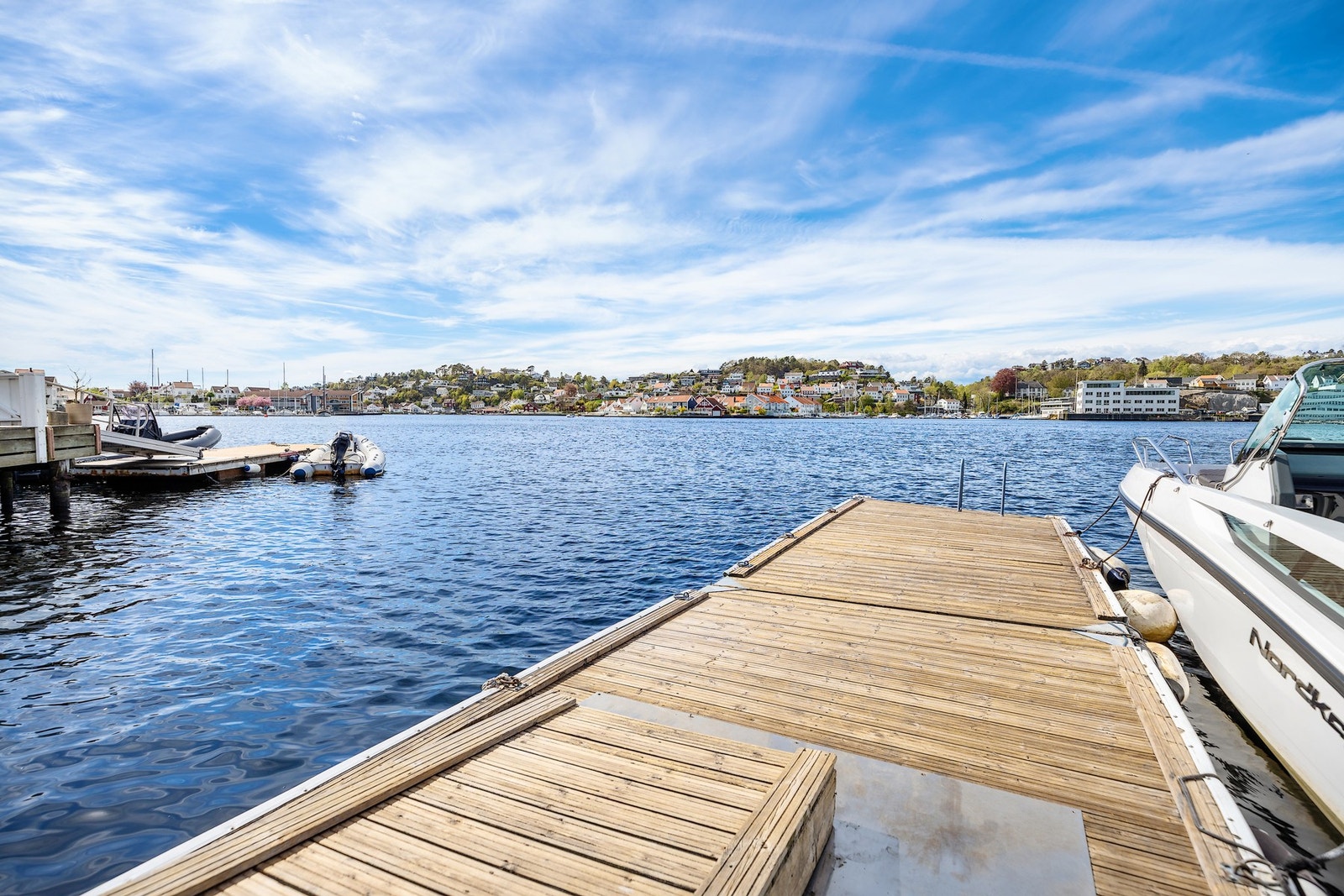 Fra bryggen kan du nyte solen, sjøutsikten og det levende båtlivet - et fantastisk sted for morgenbad, båtturer og avslappende dager ved vannet. Galleribilde