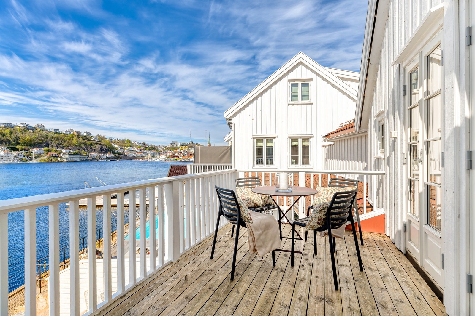 Solrik terrasse med sjøen som nærmeste nabo - et idyllisk uteområde med god plass til utemøbler og utsikt mot det vakre maritime miljøet. Galleribilde