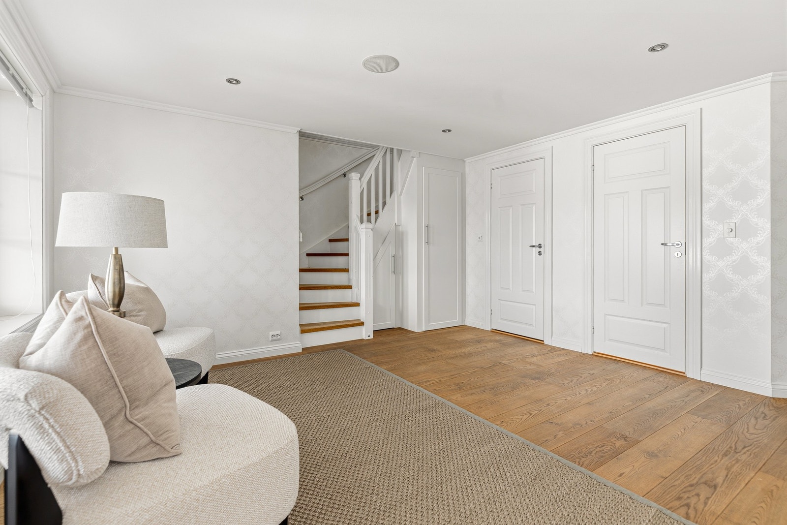 Oppholdsrommet har en gjennomført og tidløs stil med lyse overflater, flotte gulv, downlights og integrert lydanlegg. Galleribilde