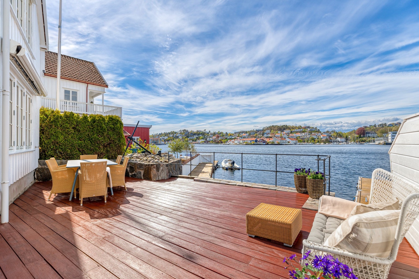 Omgivelsen er fantastiske med stor og solrik terrasse helt ved sjøkanten med fantastisk utsikt over det maritime miljøet. Galleribilde