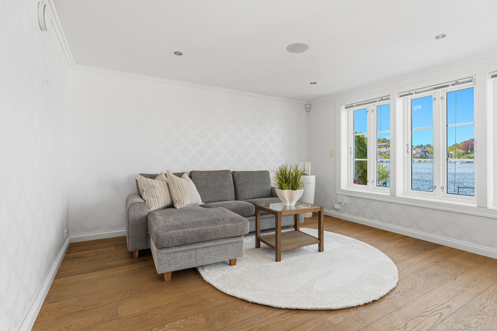 Stuen har god størrelse med god plass til flere møbleringssoner, perfekt for både TV-stue, lesehjørne og hyggelige samlingspunkter for familie og gjester. Galleribilde