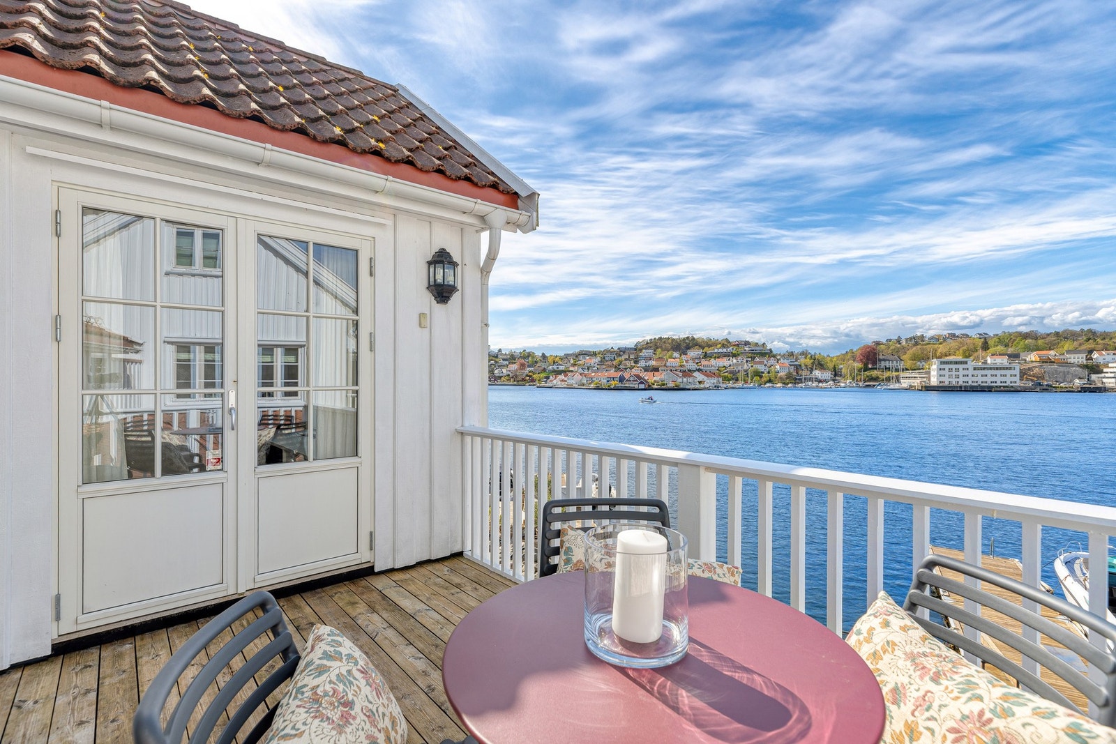 Koselig terrasse med lun atmosfære og nydelig utsikt over sjøen. Galleribilde