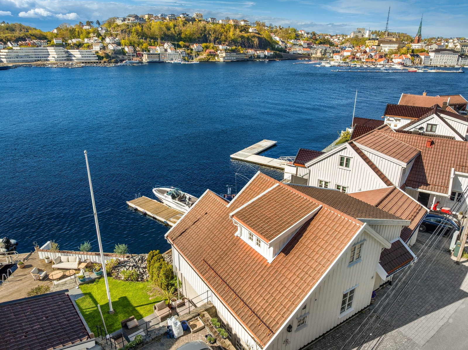 Eiendommen har en spektakulær beliggenhet med panoramautsikt over sjøen og det vakre sørlandslandskapet. Galleribilde