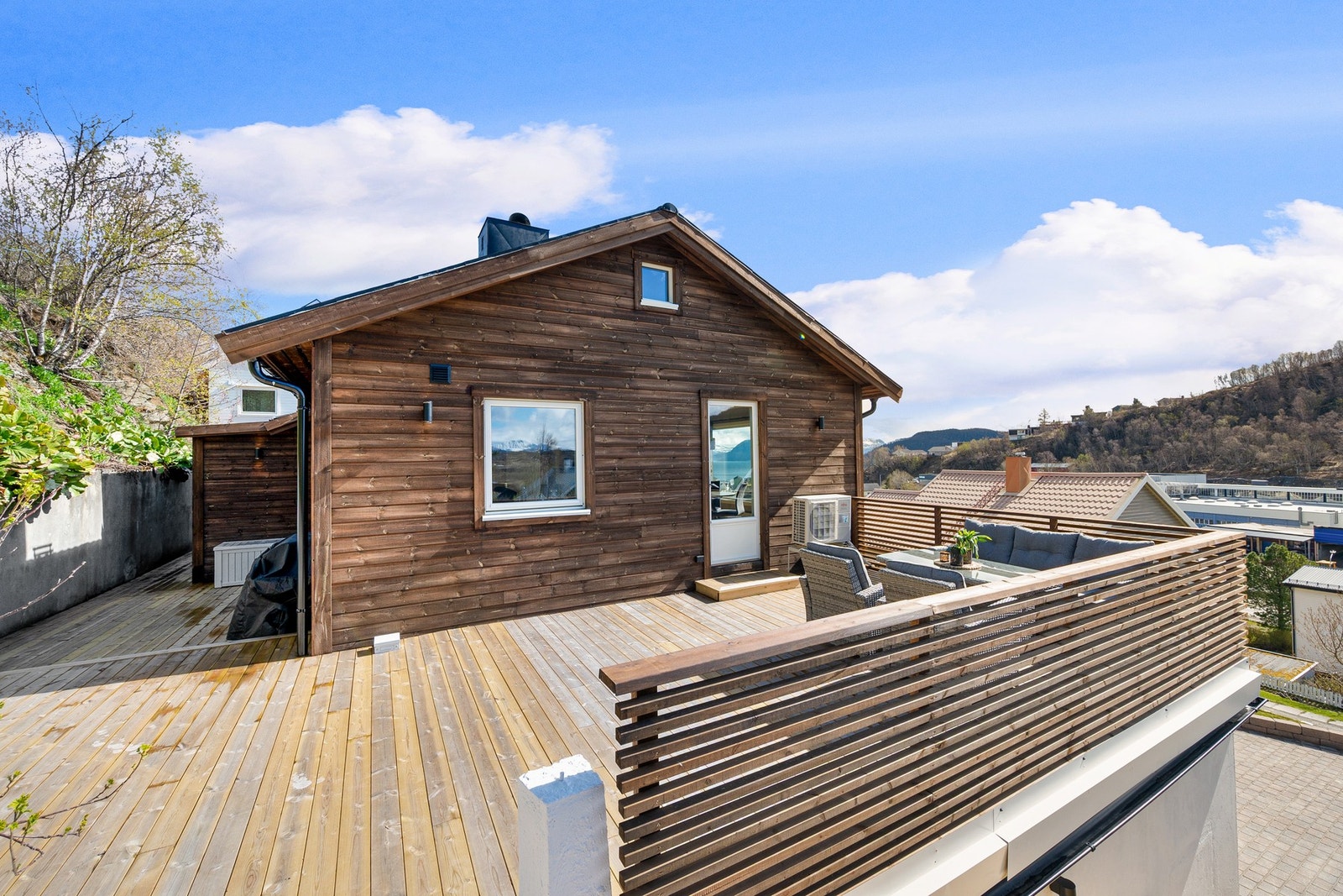 På sommerstid kan du invitere til sosialt med grilling og lange kvelder (ny platting og rekkverk 25/26) Galleribilde