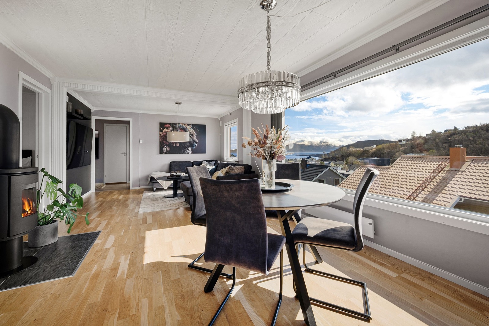 Familievennlig og sosialt hjem med romslig og åpen stue/kjøkkenløsning Galleribilde